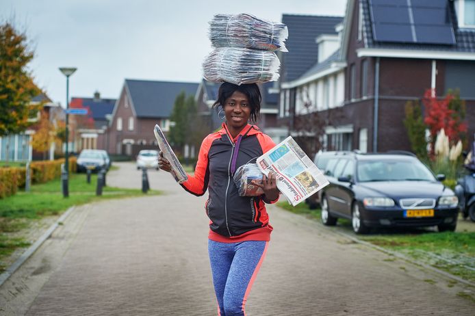 het internet Aan boord Evenement Abigail, die kilo's folders op haar hoofd draagt, gaat viraal: 'Er vroeg  zelfs al iemand om een handtekening!' | Deze verhalen mag je niet missen |  bd.nl