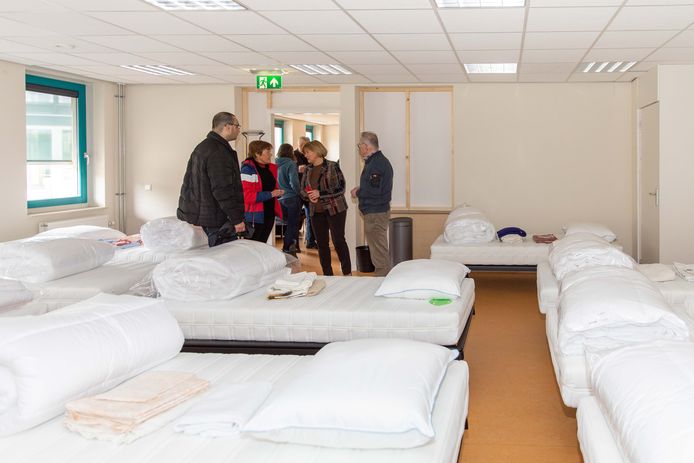 Ook burgemeester Marleen Sijbers (tweede van rechts) komt een kijkje nemen in Maartenshof. Hier staat zij in de grote slaapzaal, de plek waar vroeger de bibliotheek zat.