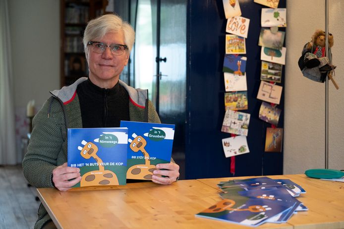 Ron Leunissen met kinderboekjes in het Nijmeegs en Groesbeeks.