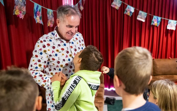 Mark van Kemenade neemt na twintig jaar afscheid van 'zijn' OBS 't Hout.
