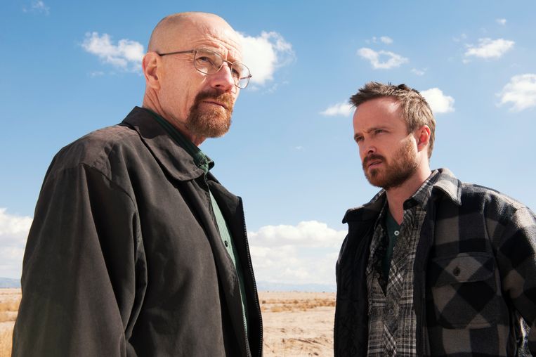 In de succesvolle tv-serie Breaking Bad slaagt scheikundeleraar Walter White (links) erin om bijna perfecte methamfetamine te maken. Beeld ap