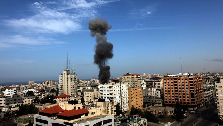 Rook stijgt op na een raketinslag in Gaza. Beeld EPA
