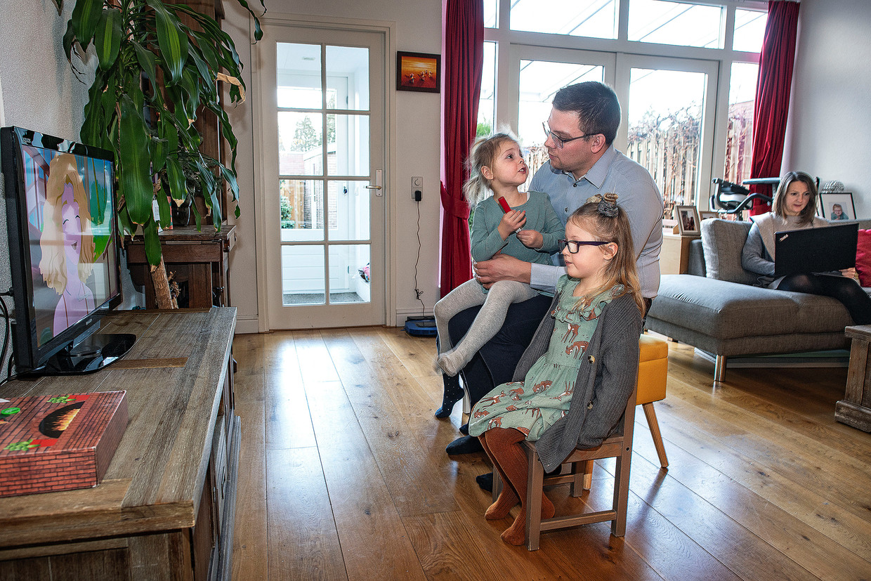 Het wordt voor de Familie Roggeveen steeds moelijker werk en zorg te combineren tijdens de tweede lockdown.
 Beeld Guus Dubbelman / de Volkskrant 