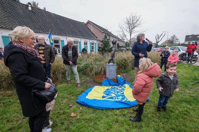 Kunstenaar Marti de Greef schenkt Tongelre een beeld, De Loper