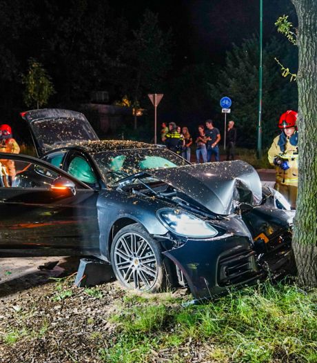 Porsche verwoest bij aanrijding tegen boom in Heeze, twee gewonden