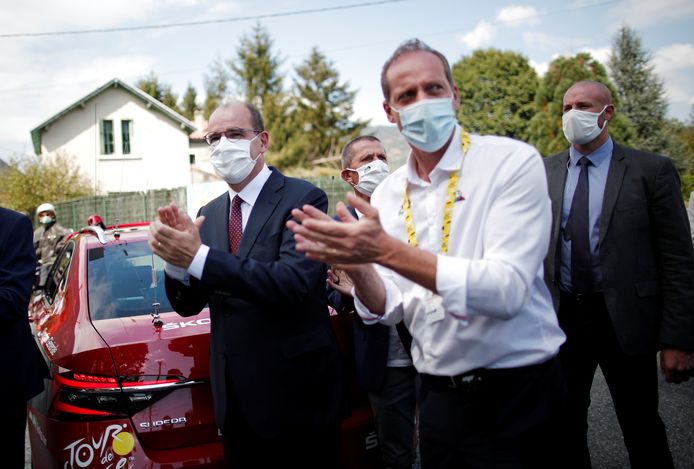 De Franse premier Jean Castex (links) zat zaterdag samen in de wagen met Tourbaas Christian Prudhomme, die dinsdag positief testte op het coronavirus.