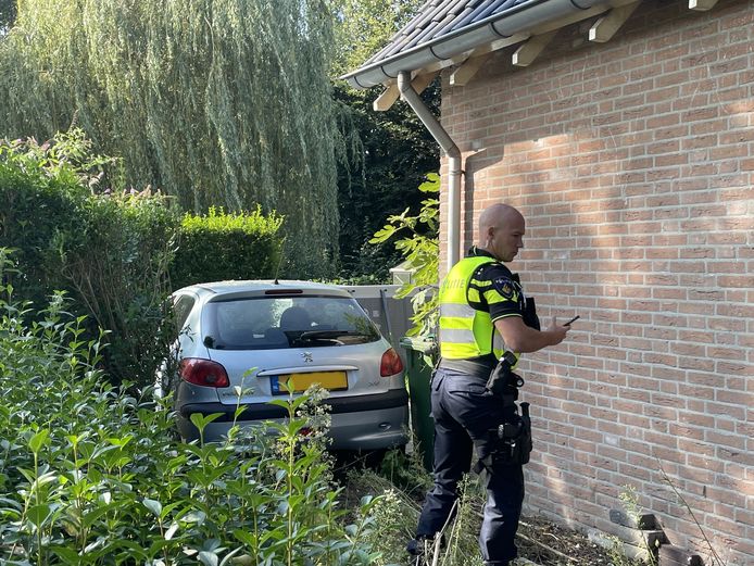 Het laatste ongeluk van de Heeswijk-Dintherse brokkenpiloot: hij reed in september schuin de weg af, door een heg, een tuin in aan de Droevendaal. Hij ramde daarbij ook de garage, die flinke scheuren vertoont.