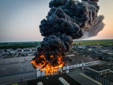 Brandweer zaterdag hele dag bezig met blussen van enorme brand in Ter Aar: zeker drie bedrijven verwoest