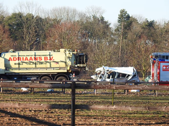 Beeld van het ernstige ongeluk in Helmond. Vier inzittenden van een bestelbus kwamen om het leven.