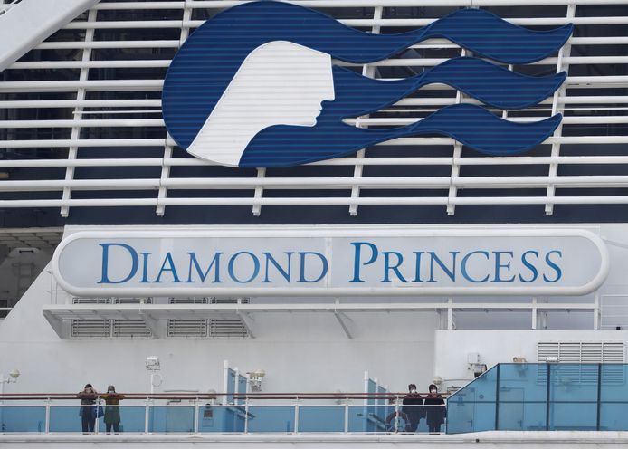 Gemaskerde passagiers aan boord van de Diamond Princess.