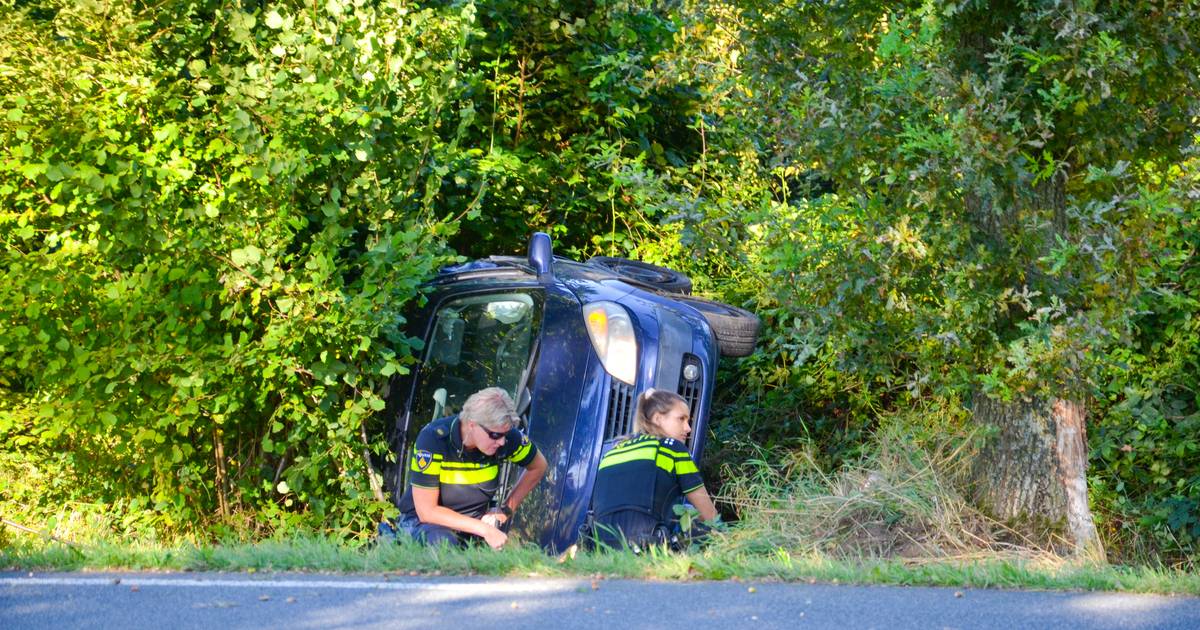 Auto belandt op zijkant na ongeluk in Vorden, bestuurder gewond.