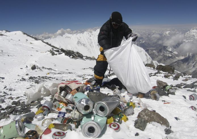 Een Nepalese berggids verzamelt afval op de Mount Everest.