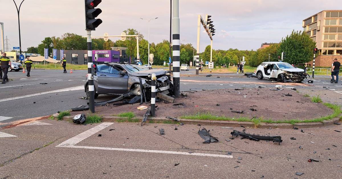 Eén persoon uit auto geknipt door brandweer, vier gewonden naar ziekenhuis na zware aanrijding in Almelo.
