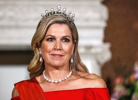 Máxima schittert in deze prachtige Claes Iversen-jurk tijdens staatsbanket