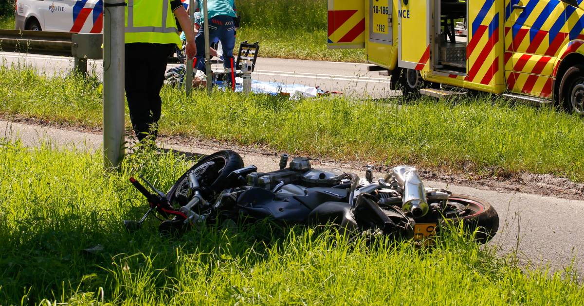 Motorrijder gelanceerd bij frontale botsing: ‘Hij vloog tientallen meters door de lucht’.