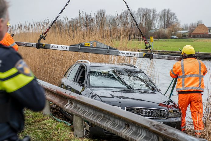 Vier mensen zijn overleden nadat de auto waarin zij zaten, te water was geraakt in het Noord-Hollandse Obdam. Hoe het ongeluk kon gebeuren, is nog niet duidelijk.
