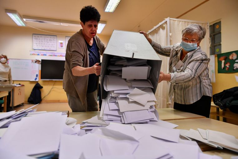 Stemmen worden geteld in Boedapest. De Hongaarse hoofdstad is een oppositiebolwerk.  Beeld AP