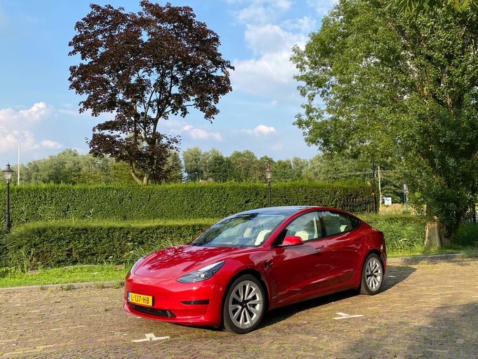 Met z’n rijbereik en snelle laadtijd doet de Tesla Model 3 nog goed mee, maar achterin is het krap.