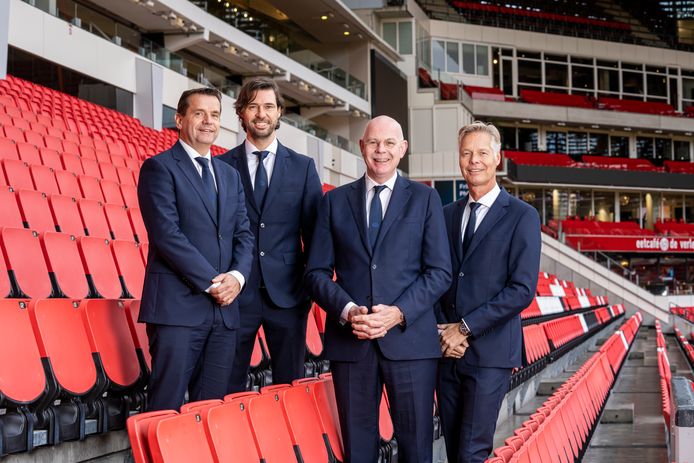 Frans Janssen, John de Jong, Toon Gerbrands en Peter Fossen. Respectievelijk de commercieel directeur, technisch manager, algemeen directeur en operationeel directeur van PSV.