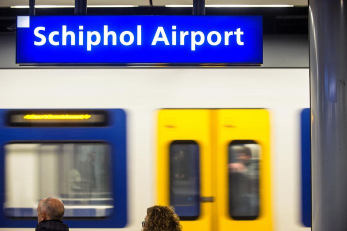 Een trein in station Schiphol Airport.