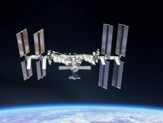 Alarm in ruimtestation door naderend ruimteschroot: astronauten voor zekerheid in ruimtecapsules