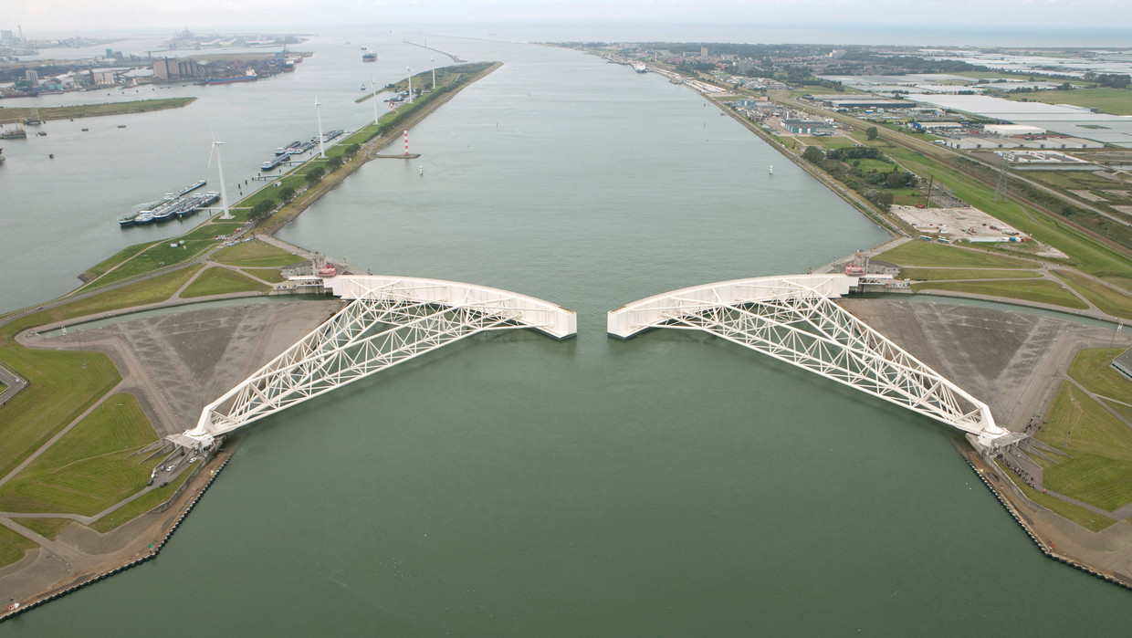 De deuren van de Maeslantkering en de Hartelkering worden gesloten tijdens de jaarlijkse testsluiting. De Europoortkering beschermt met de achterliggende dijken ongeveer 1,5 miljoen mensen in Rotterdam, Dordrecht en het omliggende gebied tegen stormvloeden van de Noordzee. Beeld ANP