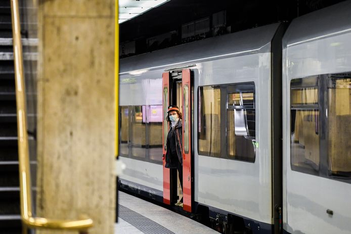 Une dizaine de trains P de longue distance à destination et en provenance de Bruxelles seront supprimés à partir du 29 novembre, annonce samedi la SNCB.