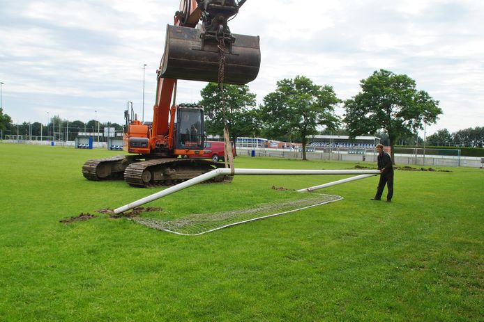Het doel wordt verwijderd omdat op dit veld kunstgras komt.
