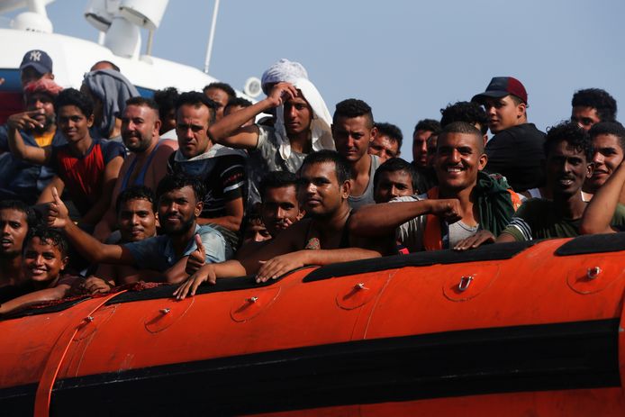 Deze migranten zijn blij dat ze Lampedusa gehaald hebben.