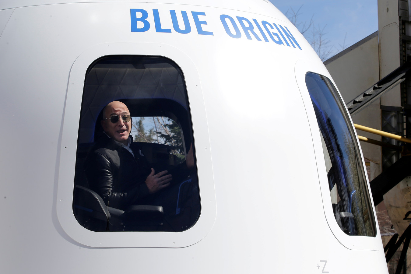 Jeff Bezos, fondateur d'Amazon et de Blue Origin, dans une maquette de la fusée d'appoint New Shepard.
