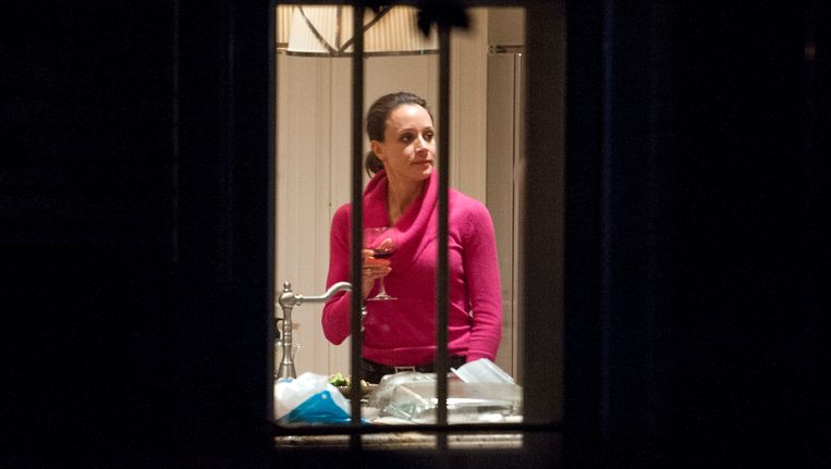 Paula Broadwell, de minnares van David Petraeus, gisteravond in de keuken van haar broer. Beeld AP
