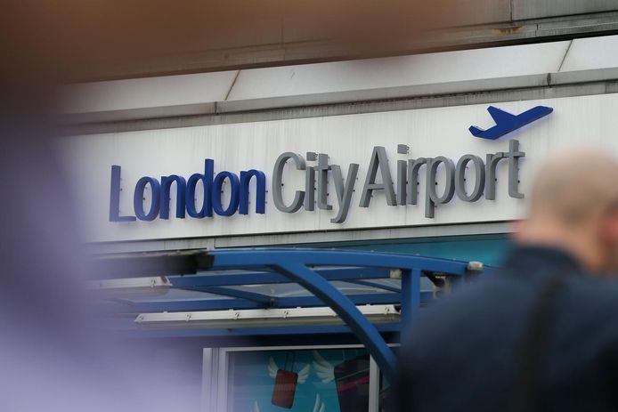 Entree van het vliegveld in Oost-Londen, dat na de vondst van een bom gesloten werd