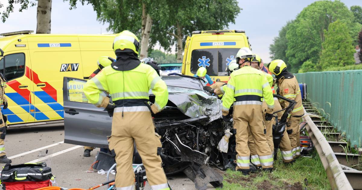 Flinke botsing tussen personenauto en bestelbus: traumahelikopter opgeroepen.
