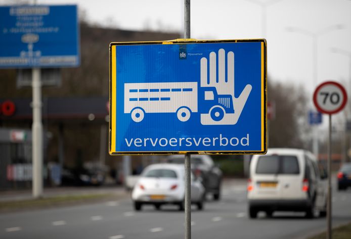 Archiefbeeld van een vervoersverbodsbord ten aanzien va vogelgriep.