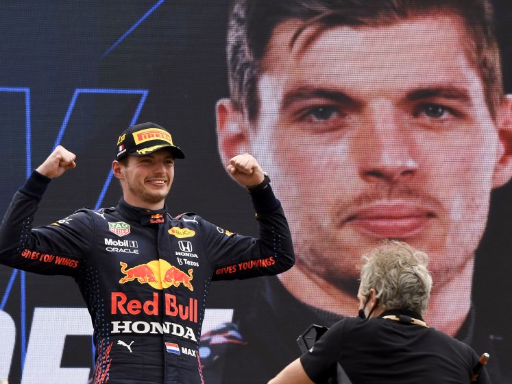 Verstappen klopt Hamilton na late inhaalactie en wint Franse GP