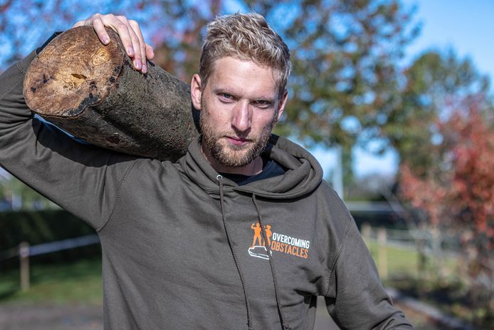 Jeroen Bolks met de boomstam