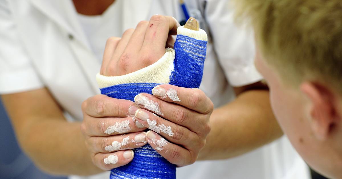 Hoger aantal patiënten met breuken in ziekenhuizen door ijsongevallen, behalve in Almelo: ‘Alle gips ligt hier nog op de plan