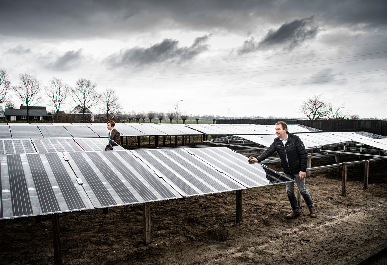 Patrick Bekkers (links) en Rogier Mul tonen hun verrijdbare installatie op het Duurzaamheidspark. Beeld Koen Verheijden