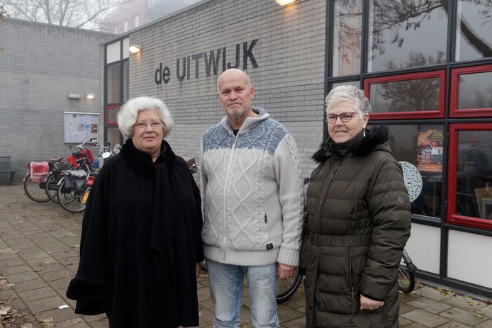 Wijkcentrum de Uitwijk in de Zuidwijken is in gevaar, stellen (vlnr) voorzitter Tonnie Looijenga, Ben Peters en Minie Wenneker.
