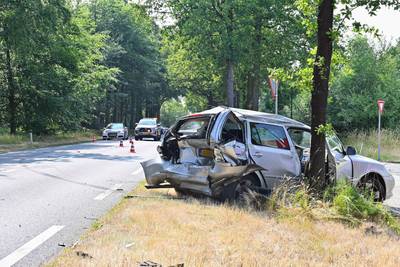 Auto botst op boom in Ulvenhout na kop-staartbotsing
