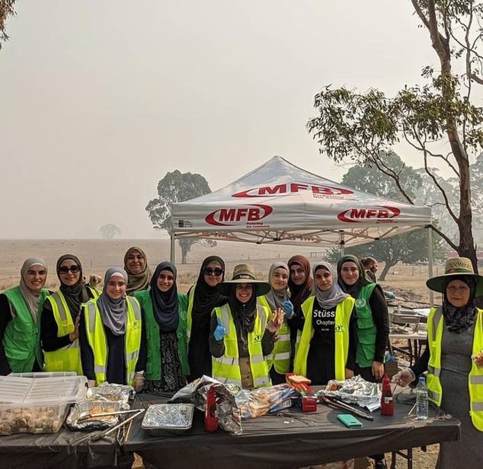 Leden van de moslimgemeenschap in Newport nabij Sydney (New South Wales) gingen vrijwillig naar deelstaat Victoria om daar heerlijke maaltijden te koken voor moedige, maar ook uitgeputte brandweerlieden.