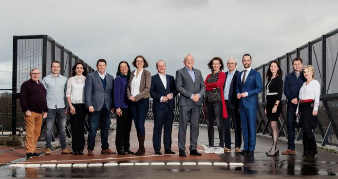 De Bredase CDA-kandidaten voor de gemeenteraadsverkiezingen. In het midden (met grijs kostuum) lijsttrekker Bob Bergkamp.
