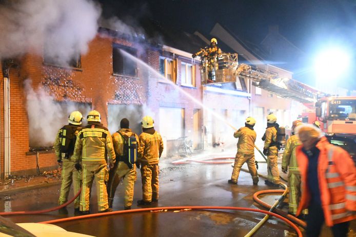 De felle brand legde een rijwoning langs de Bergenstraat in Roesbrugge compleet in de as. De brandweer had het niet onder de markt om het vuur te bedwingen.