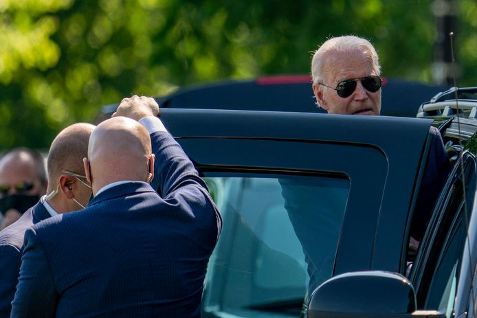 Security helpt president Biden uit de bepantserde limousine, bijgenaamd the Beast.