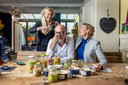 Het panel: Eva Posthuma de Boer (49), schrijver en columnist. Schreef o.a. Eva’s Keukenkast en De Keukenkastjes (deel 1, appel & peer en deel 2 paddenstoel). Jacques Hermus (62), journalist en schrijver van – culinaire – boeken, o.a. Het Wilde Eten, Het Wild Kookboek en Beet! Mari Maris (47), chef en kookboekenschrijver. Schreef o.a. de Groentebijbel, de Saladebijbel en A la minute (over simpele groentegerechten).