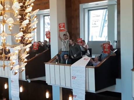Actievoerders onderbreken Statenvergadering voor behoud van Zutphens ziekenhuis: ‘Red het Gelre!’