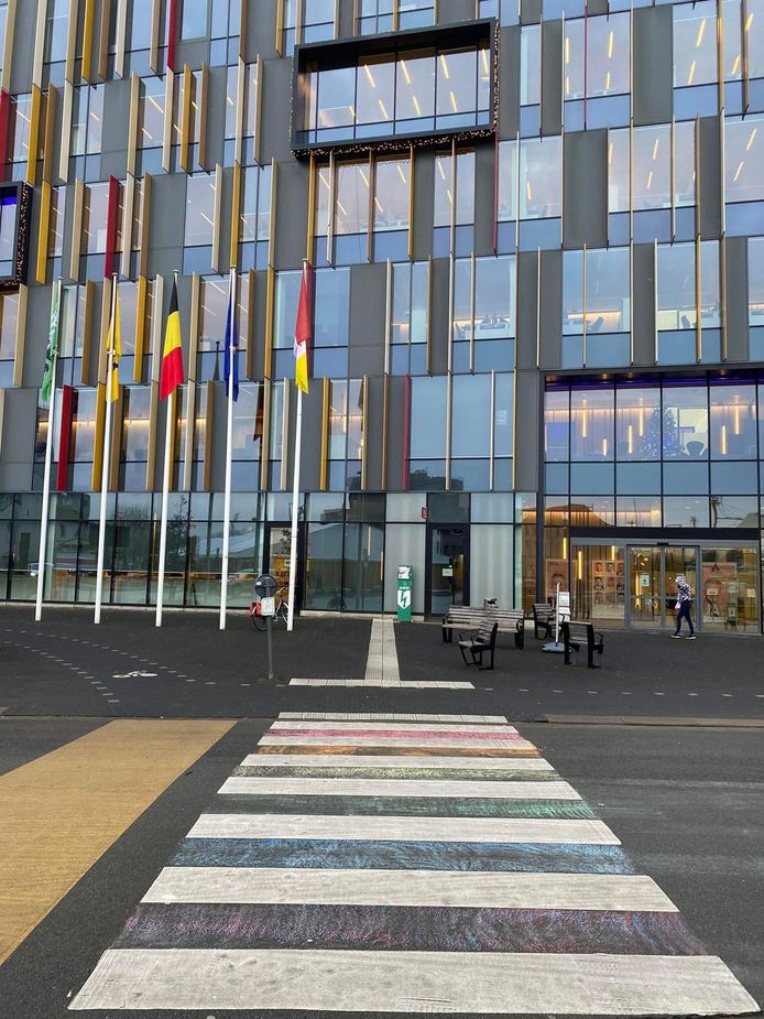 Het zebrapad voor het stadhuis van Aalst in regenboogkleuren.