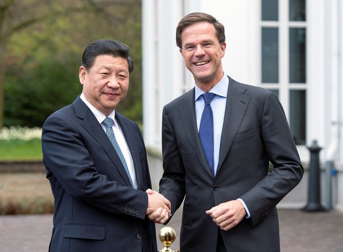 Demissionair premier Mark Rutte met de Chinese president Xi Jinping bij een staatsbezoek van Xi aan Nederland in 2014.