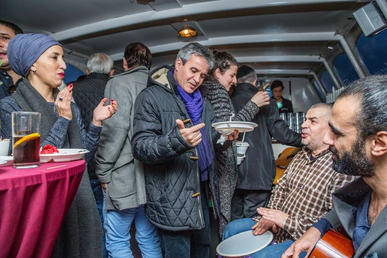 Een boottochtje van vriendengroep Salaam Shalom, een van de voorlopers van het nieuwe initiatief. Beeld Jean-Pierre Jans