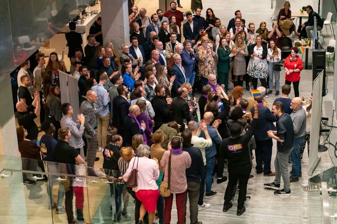 Klamme handjes: de politiek kijkt hoe de uitslagen binnenkomen. ,,Tilburg kiest voor vrijzinnig, progressief, vooruitgang en ruimhartigheid.”